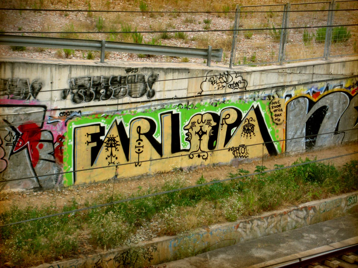 Spanish Graffiti on a wall surrounded by a urban landscape